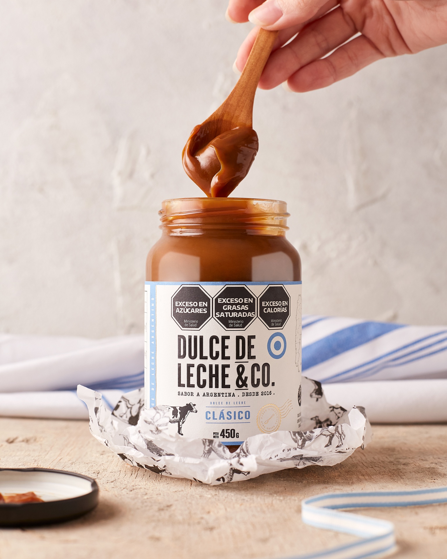 Dulce de leche pouring
